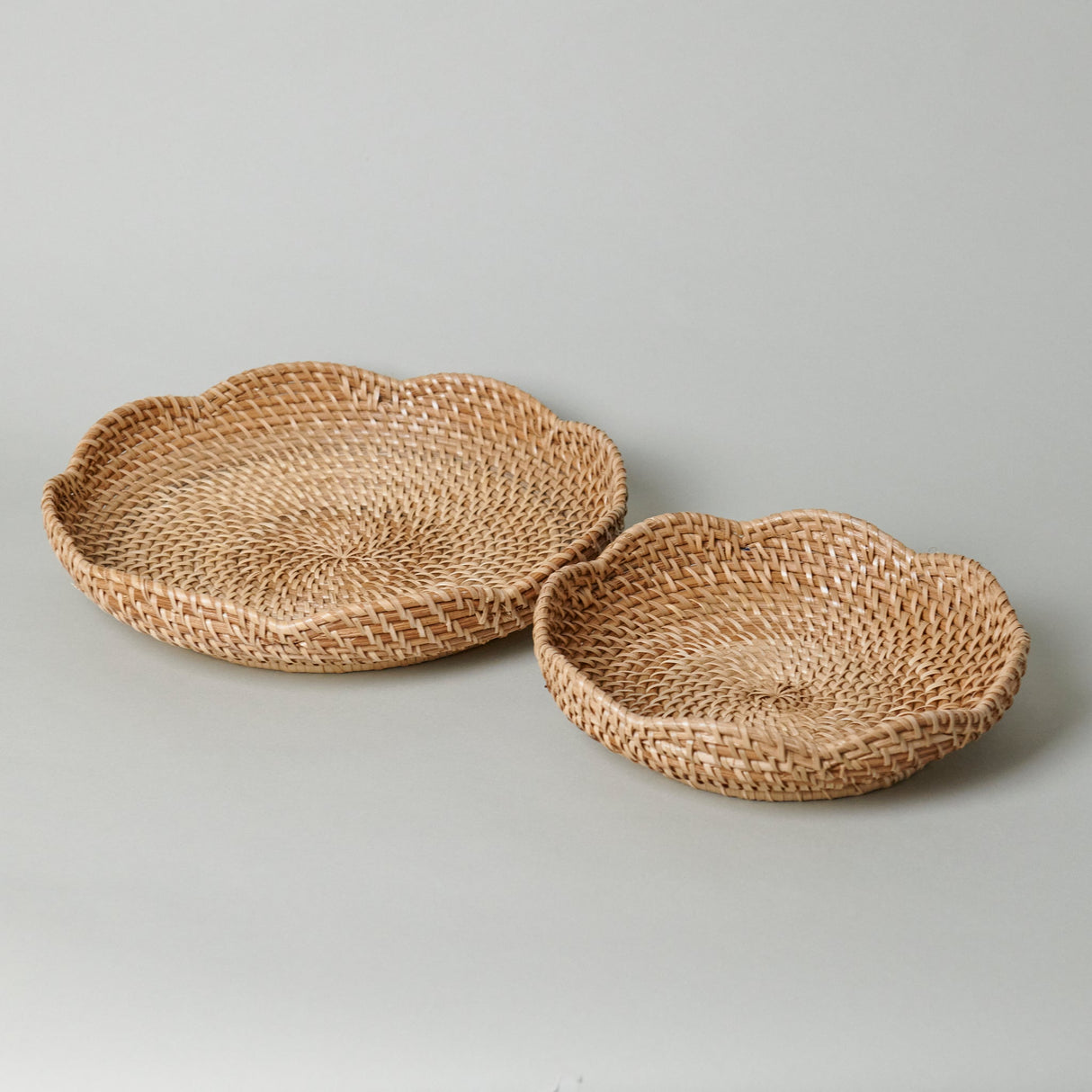 Round Rattan Scalloped Tray 13” - Sumiye Co