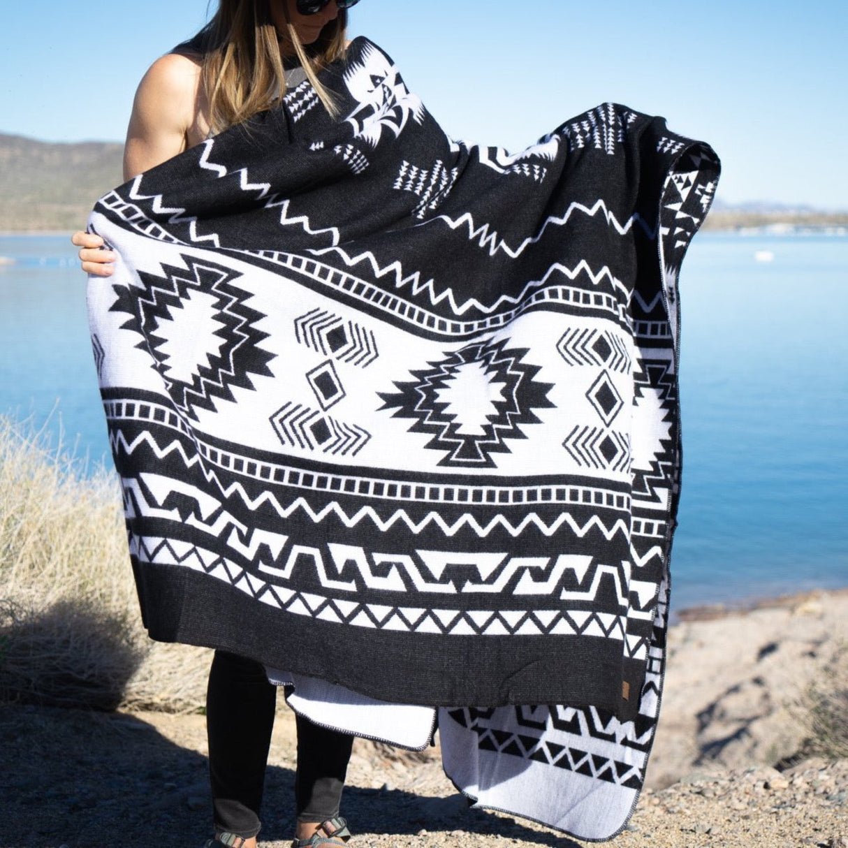 Andean Alpaca Wool Blanket - Black & White 90" x 78” - Sumiye Co