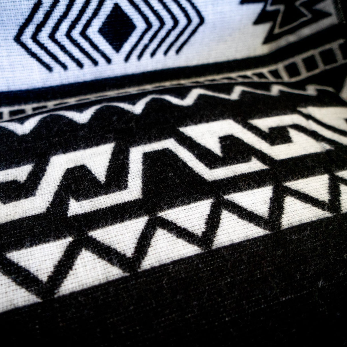Andean Alpaca Wool Blanket - Black & White 90" x 78” - Sumiye Co