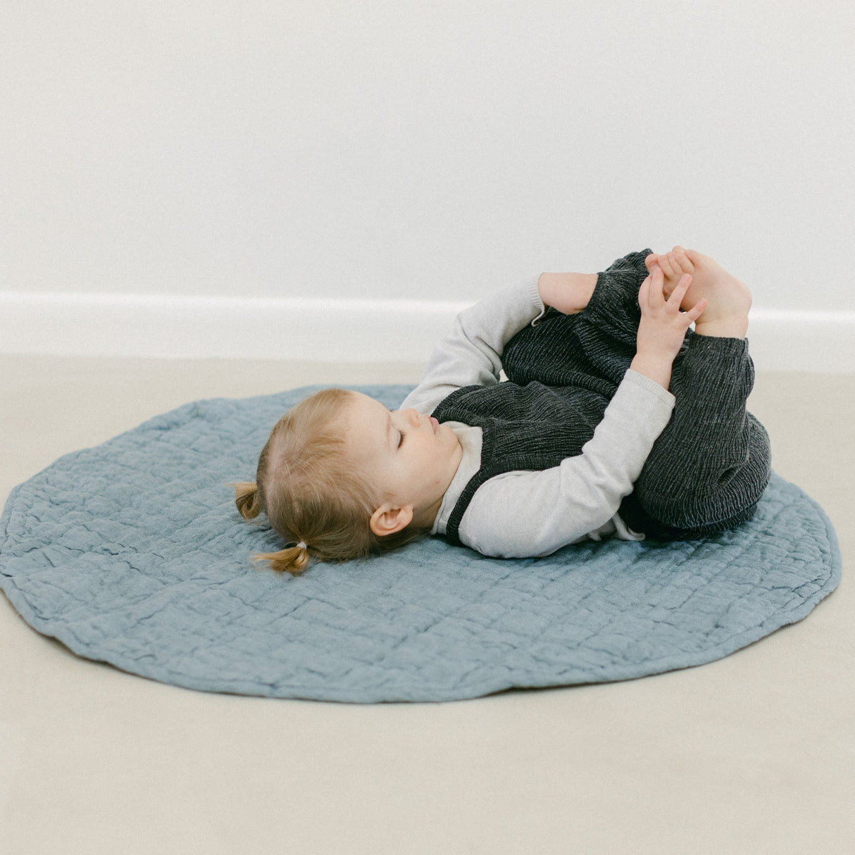 Quilted Round Padded Linen Play Mat 35" D - Denim - Sumiye Co