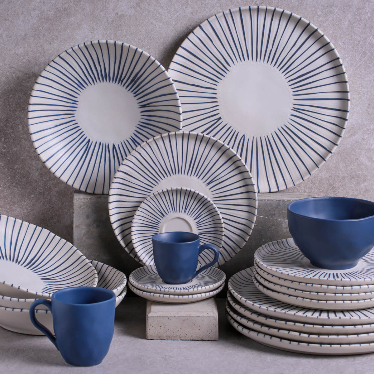 20 Pc. Dinnerware Set