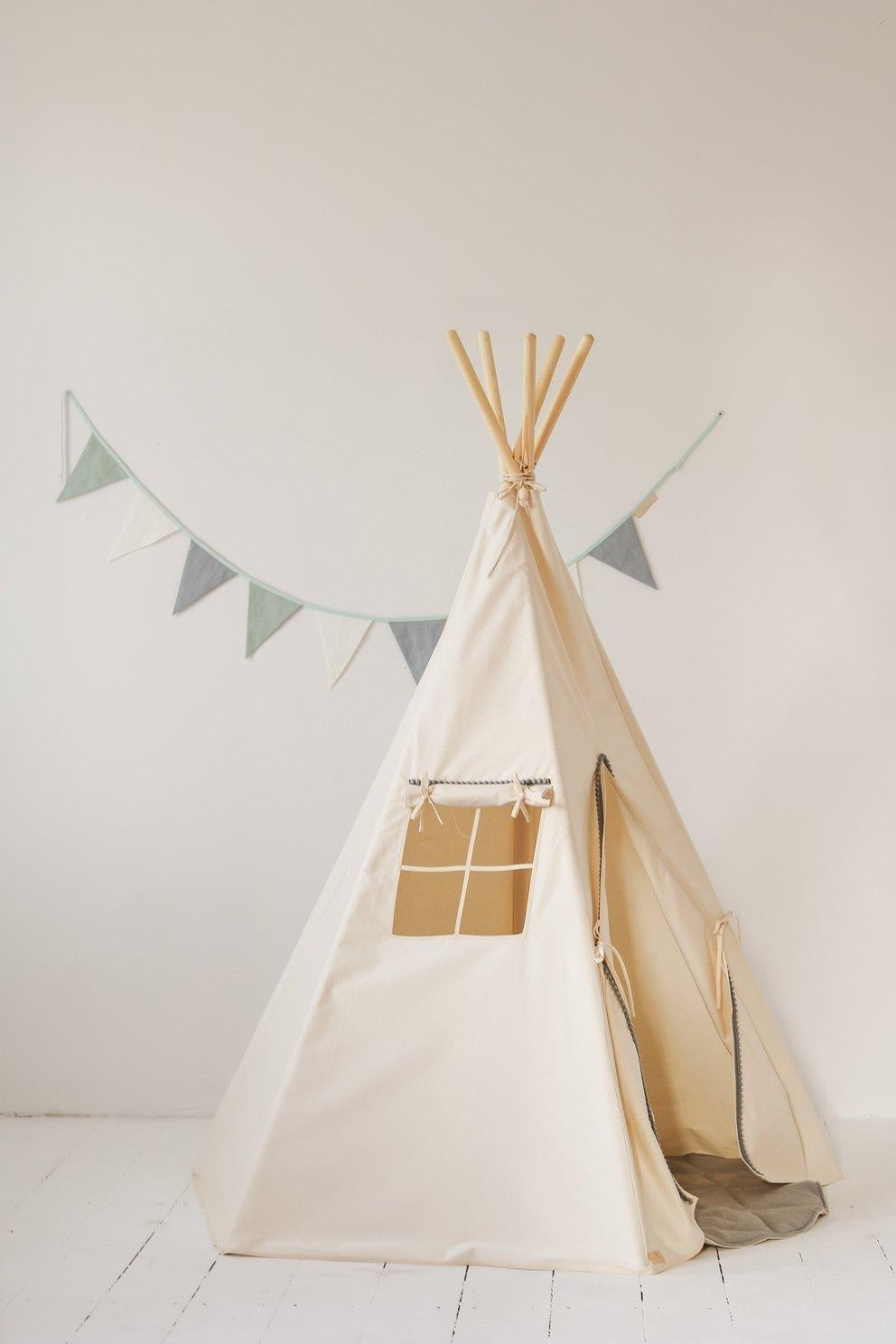 “Grey Pompoms” Teepee with Pompoms and Round Mat Set