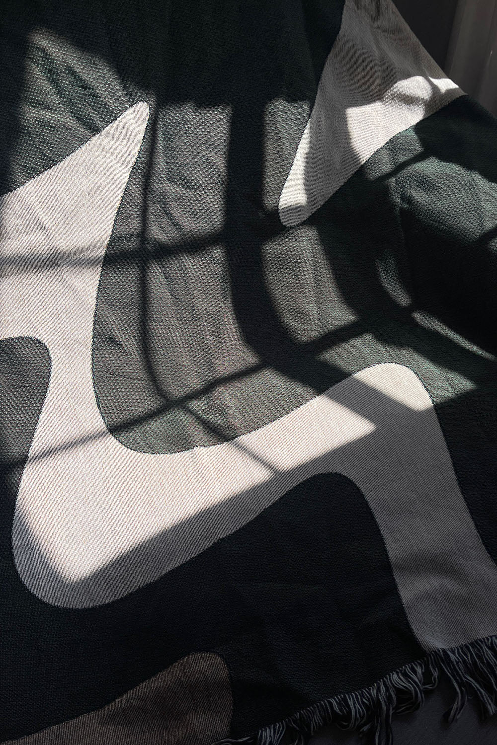 Black and White Zig Zag Cotton Woven Throw Blanket showcasing a classic black and white zigzag design.