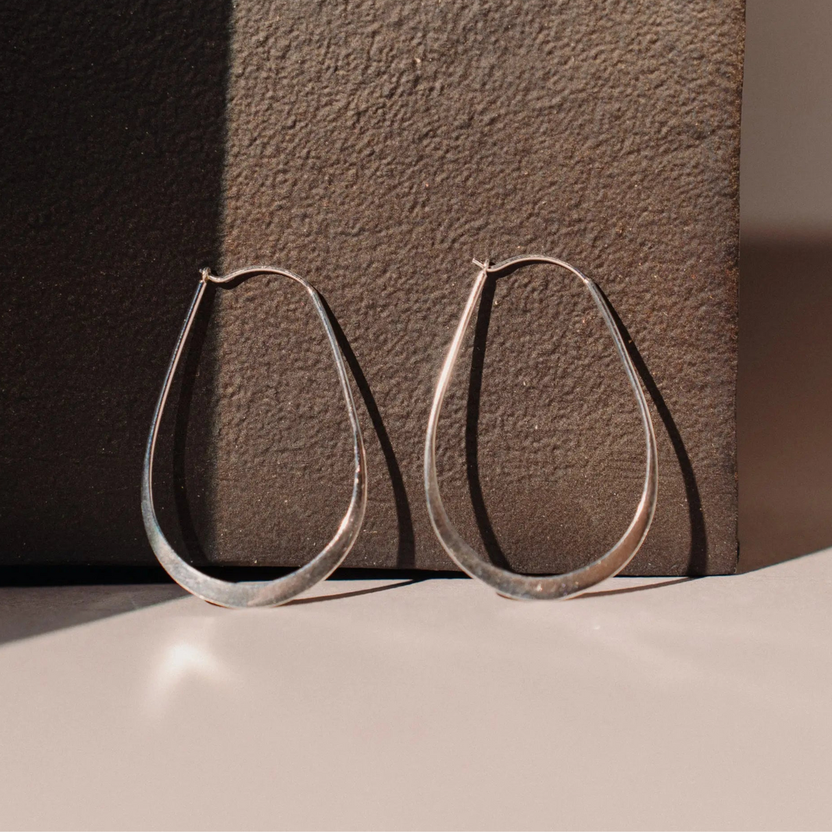 Minimalist Oval Earrings - Sumiye Co