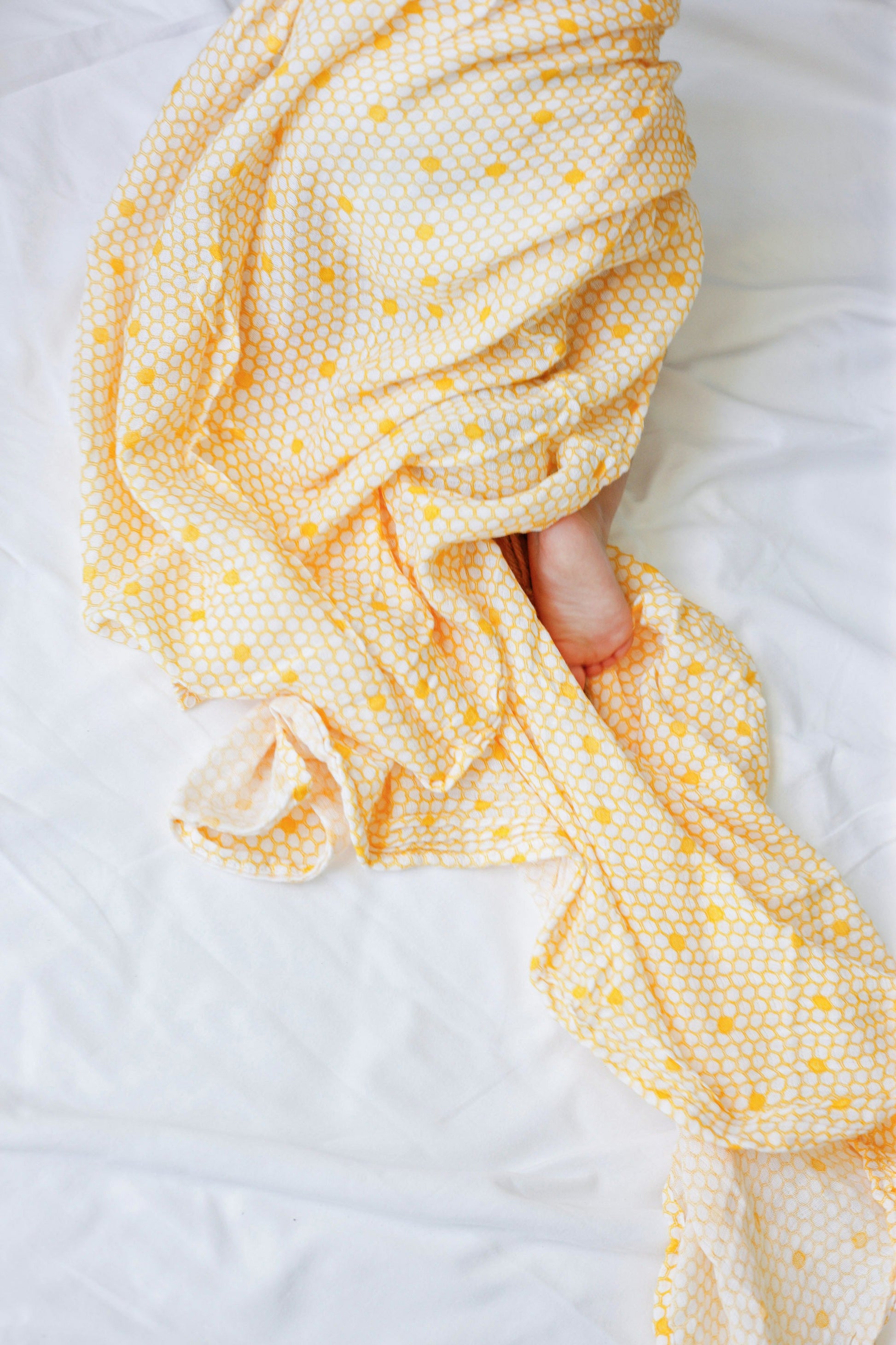 ORGANIC SWADDLE SET - BUSY BEES (Bee + Hive)-3