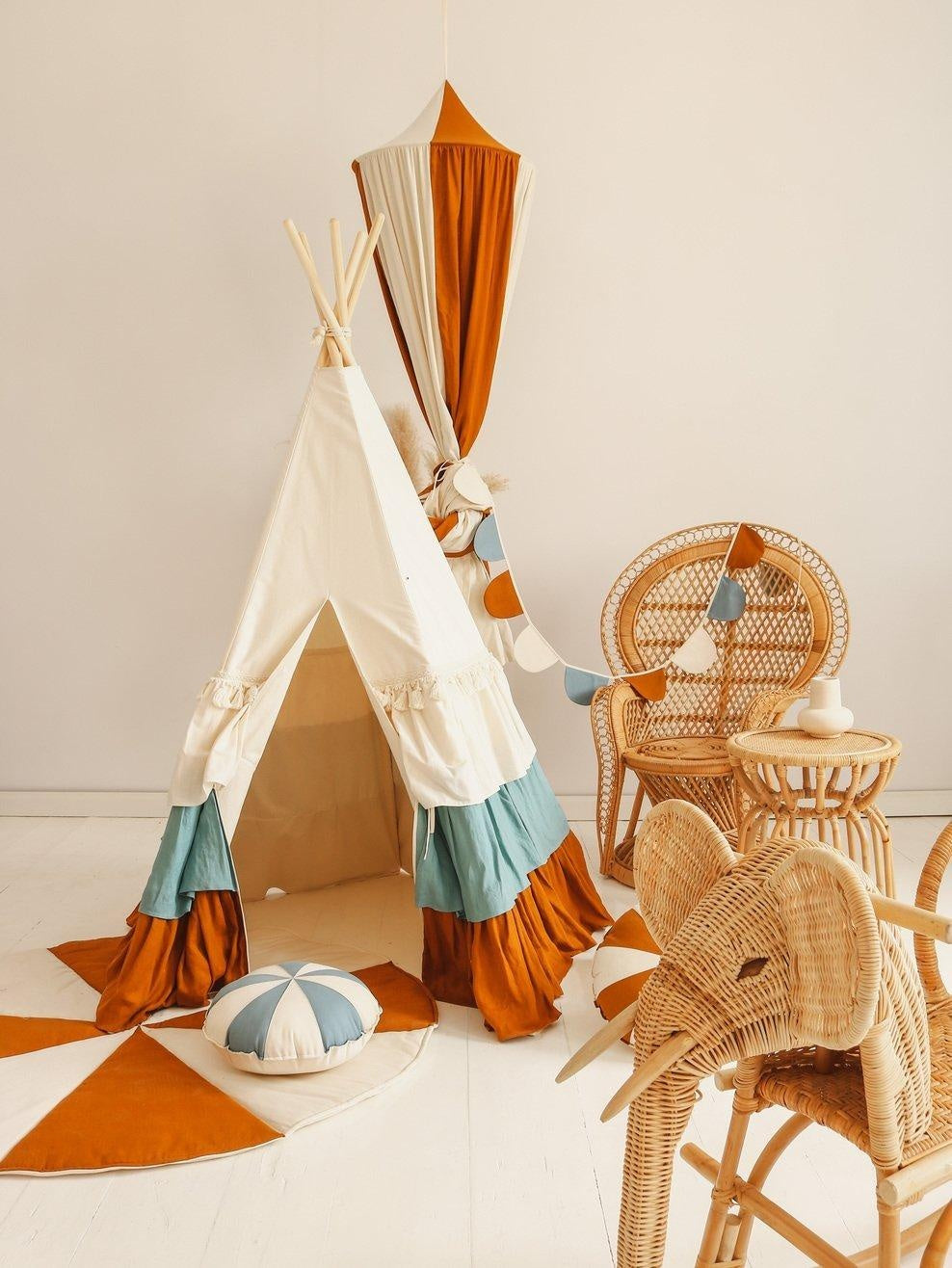 Teepee Tent “Circus” with Frills + "Caramel Candy" Mat Set