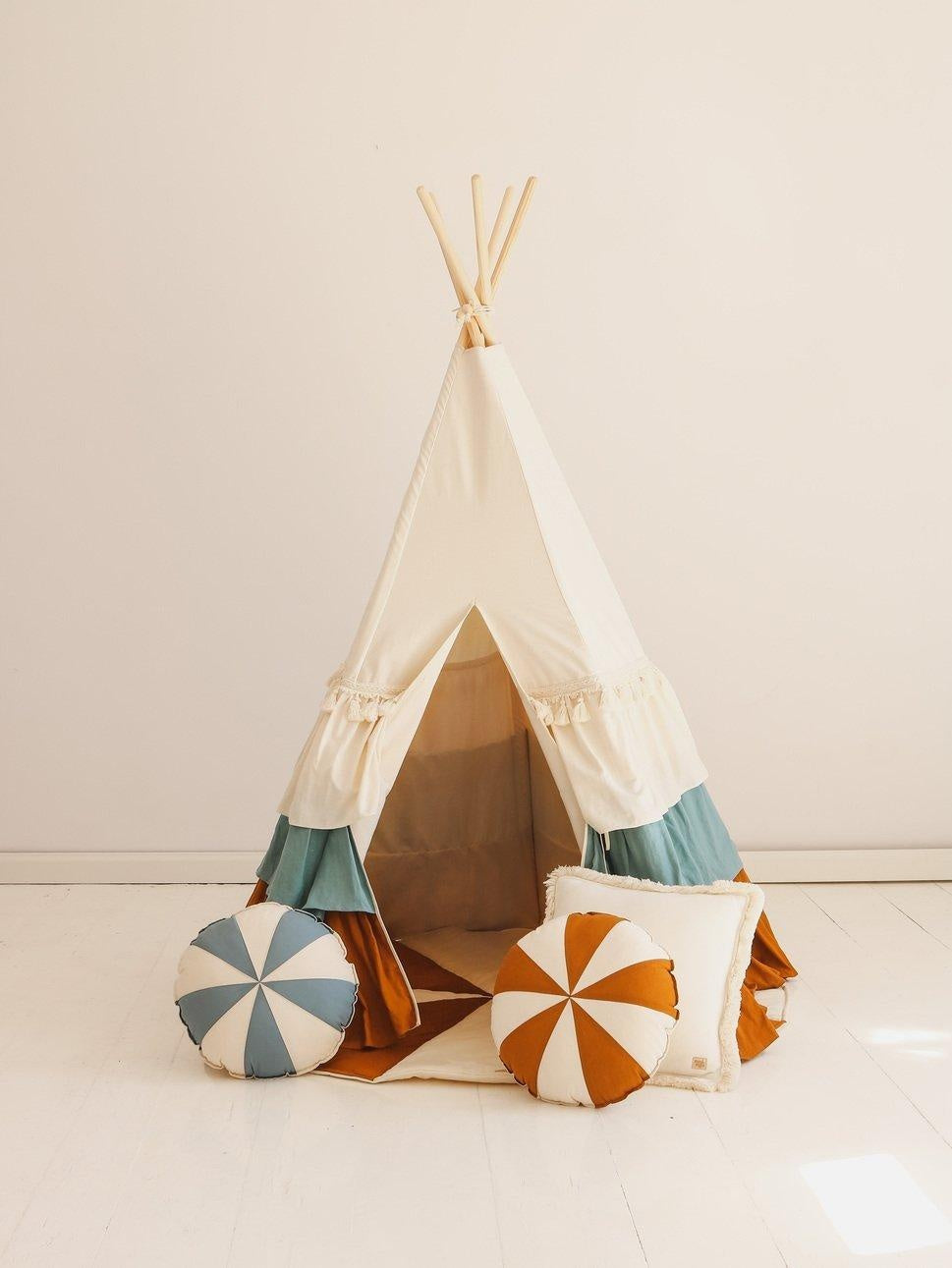 Teepee Tent “Circus” with Frills + "Caramel Candy" Mat Set